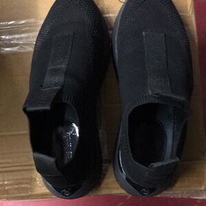 Black Slip-On Athletic Shoes with Stretchy Upper